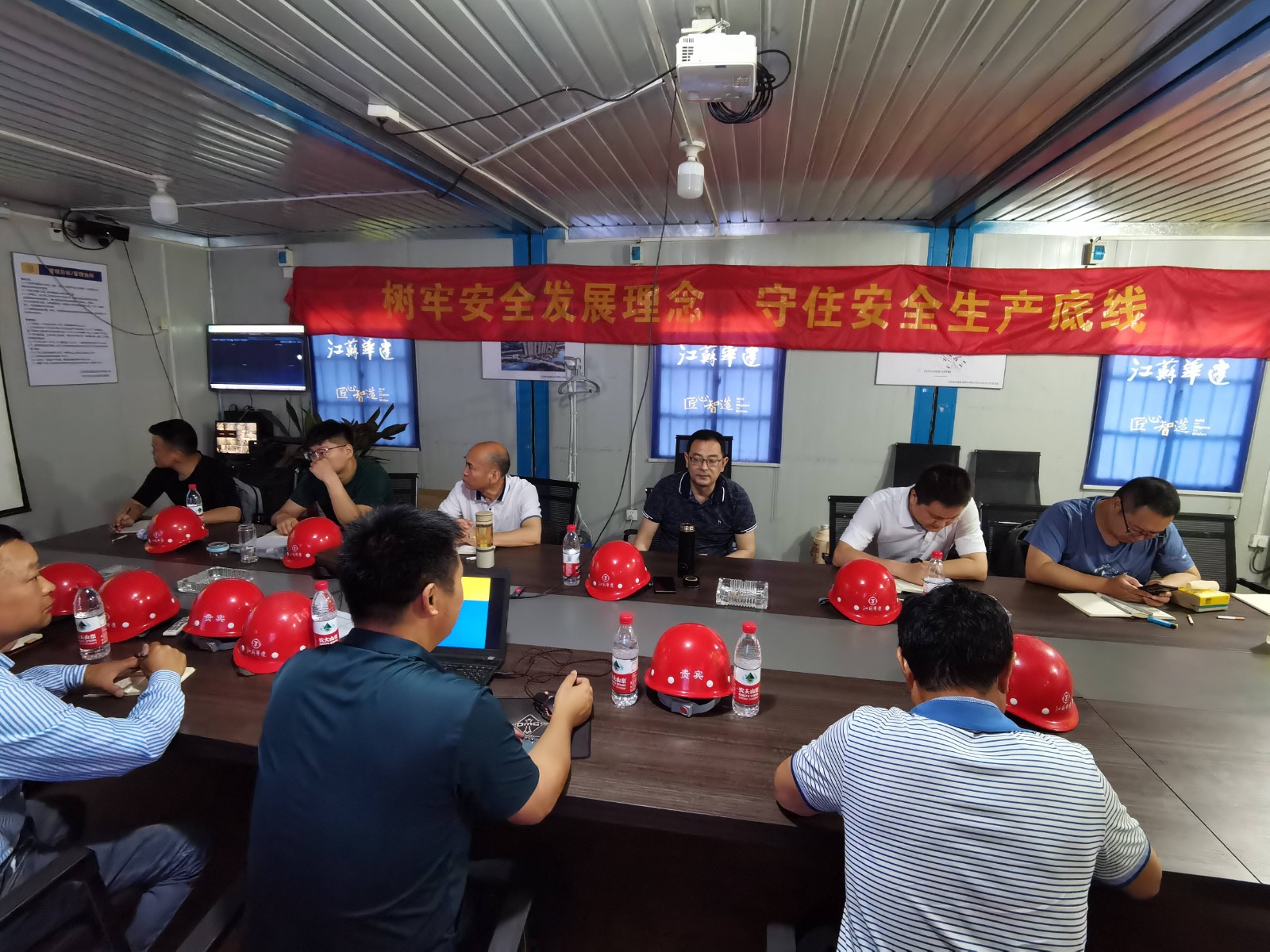 1624516946460707.jpg 6月10-19日,公司總經(jīng)理王吉騫帶隊(duì)對(duì)在建9個(gè)項(xiàng)目開展2021年二季度質(zhì)量安全綜合大檢查。(1).jpg